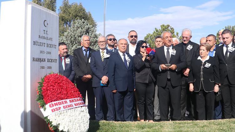 Bülent Ecevit, on yedinci ölüm yıl dönümünde mezarı başında anıldı