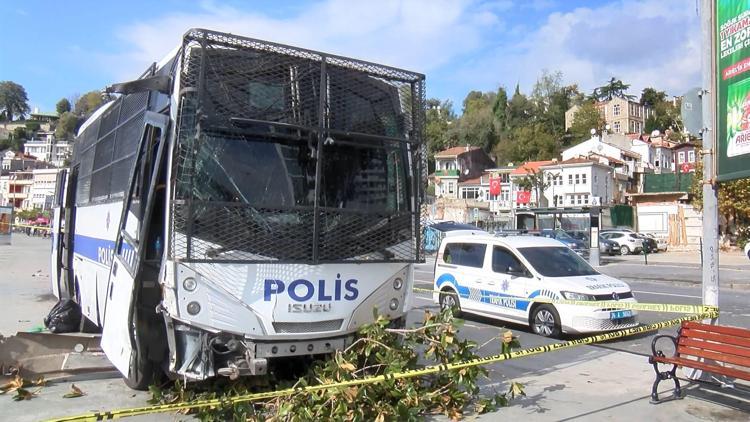 Sarıyerde polisleri taşıyan otobüs denize düşmekten son anda kurtuldu