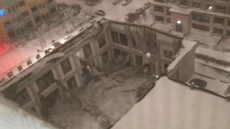 Spor salonunun çatısı çöktü:3 kişi hayatını kaybetti