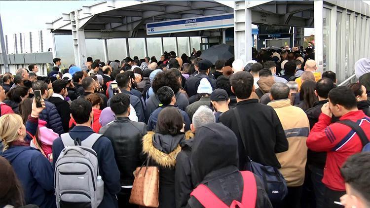 Avcılarda metrobüs turnikeleri bozulunca izdiham oluştu