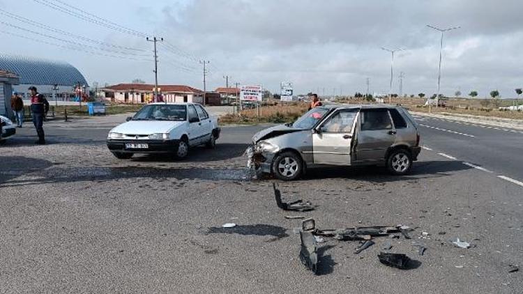Edirne’de 2 otomobil çarpıştı: 4 yaralı