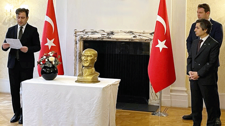 Londra’da Atatürk’ü anma töreni
