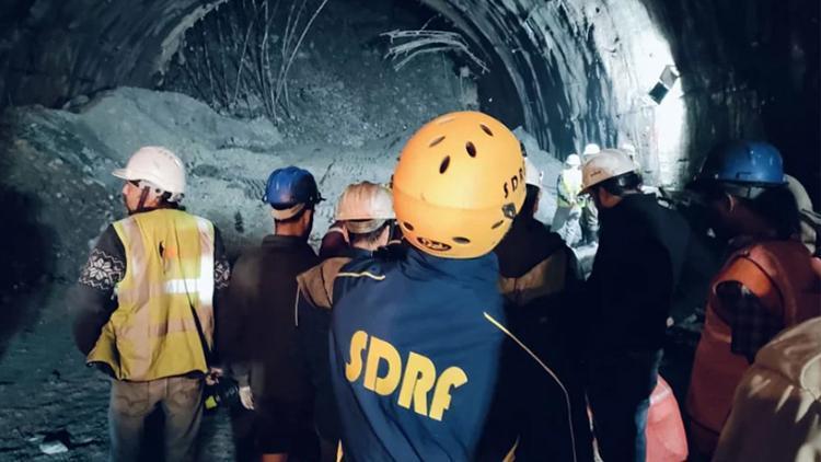 Hindistanda tünel çöktü: 40 işçi mahsur kaldı