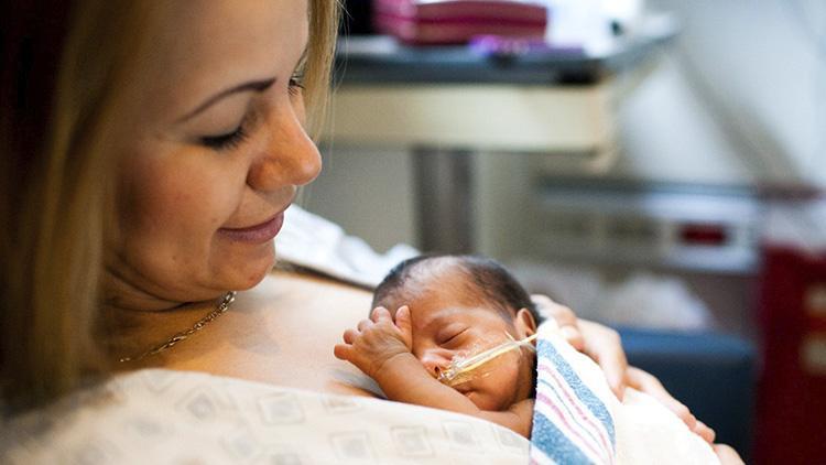 Türk Neonatoloji Derneği, prematüre bebekler için ten tene temas projesini başlattı