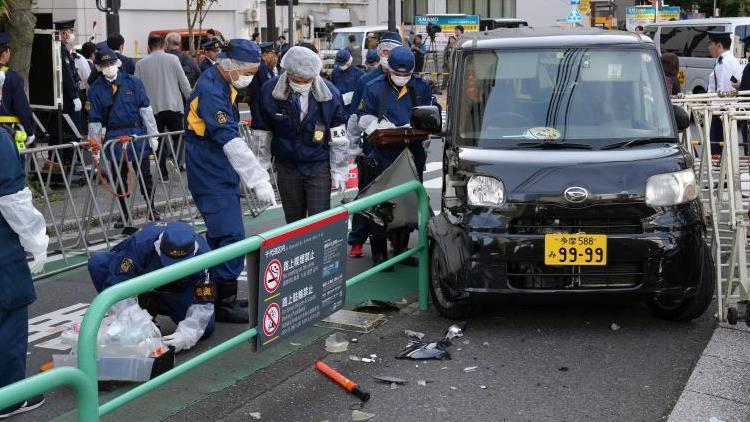 Tokyo İsrail büyükelçiliği önünde hareketli dakikalar