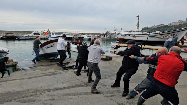 Zonguldakta fırtına alarmı Balıkçılar kayıklarını karaya çekti