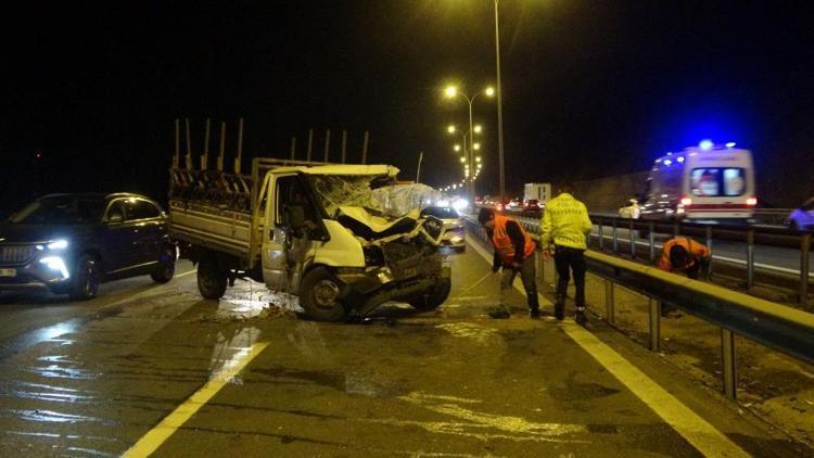 TEMde kamyonet kazası Uzun kuyruklar oluştu