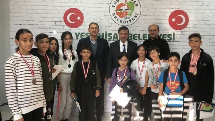 Yeşilhisar Belediyesporlu 12 öğrenciden Başkan Taşyapana ziyaret
