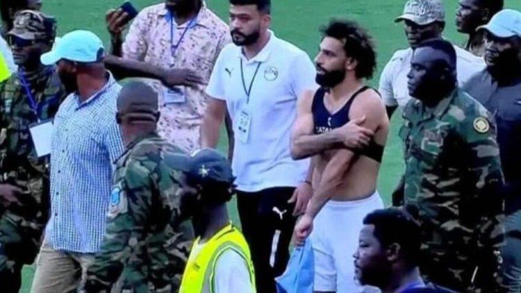 Taraftar sahaya girdi, Mohamed Salaha saldırdı Dünya Kupası Elemeleri...