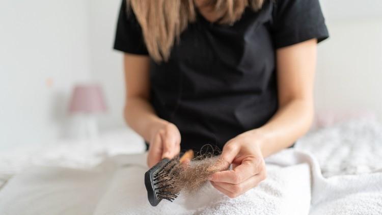 Saçlarınız avuç avuç dökülüyorsa sebebi bu olabilir... Saç fırçanızdaki hastalıklara dikkat!