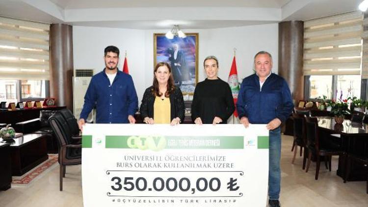 Tenis turnuvasının geliri öğrencilere burs oldu