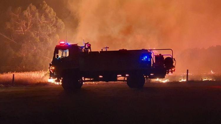 Perth yangınında 8 ev daha kül oldu