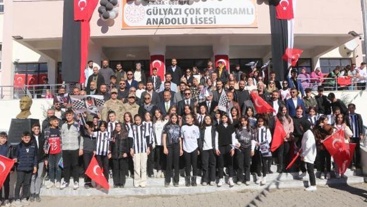 İstanbul’dan gelen Beşiktaş taraftar grubu Uludere’de forma dağıttı