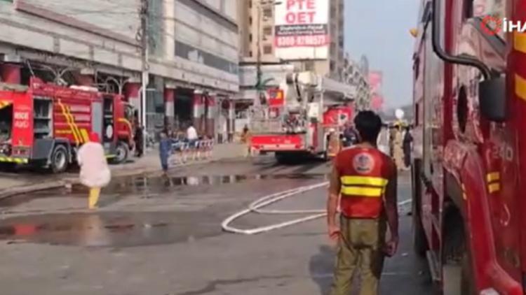 Pakistanda alışveriş merkezinde yangın çıktı: 11 kişi hayatını kaybetti