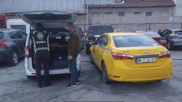 Bakırköyde turistleri almak için Türk yolcuları indiren taksici yakalandı