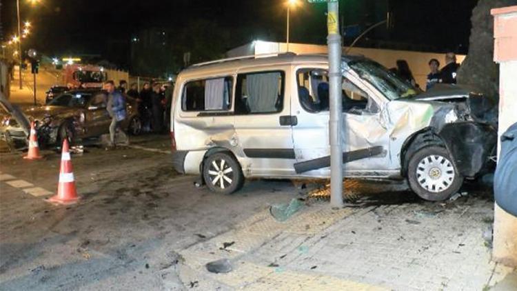 Ümraniyede kazaya müdahale eden polise çarpan araç kaçtı; polis hastaneye kaldırıldı