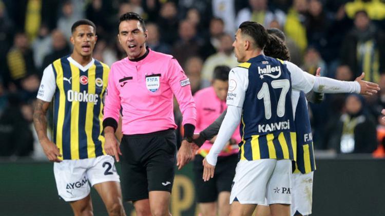 Fenerbahçe - Fatih Karagümrük maçında hakem Arda Kardeşlerin kararları tartışma yarattı Penaltı beklentisi...