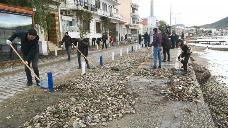 Foçada fırtına ve deniz taşkınının izleri siliniyor