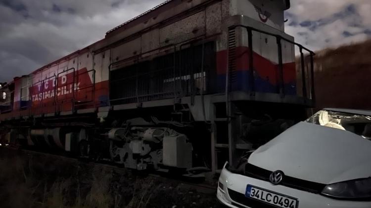 Diyarbakırda yük treni, otomobile çarptı: 5 yaralı