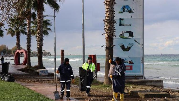 Yalova Belediyesi ekipleri fırtınanın ardından sahillerde temizlik çalışması gerçekleştirdi