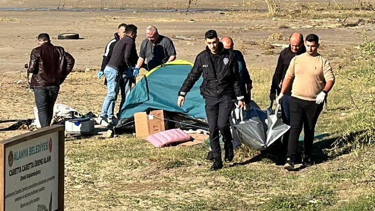 Sahilde korkunç olay Sabah yürüyüş yapanlar fark etti Çadırın yanında erkek cesedi bulundu