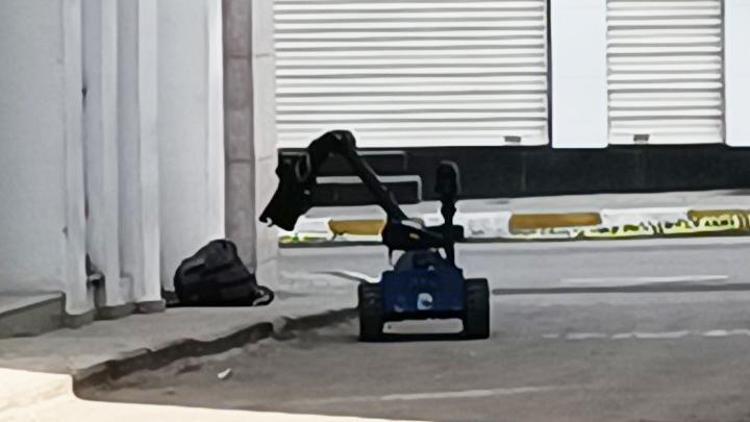 Hatay Reyhanlıda şüpheli çanta paniği: Bomba imha robotu ile patlatıldı