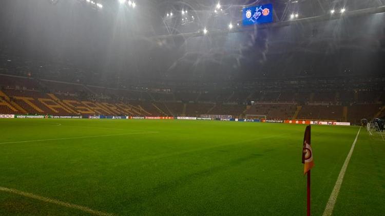 UEFA yetkilileri zemini inceledi... Galatasaray Manchester United maçı oynanacak mı