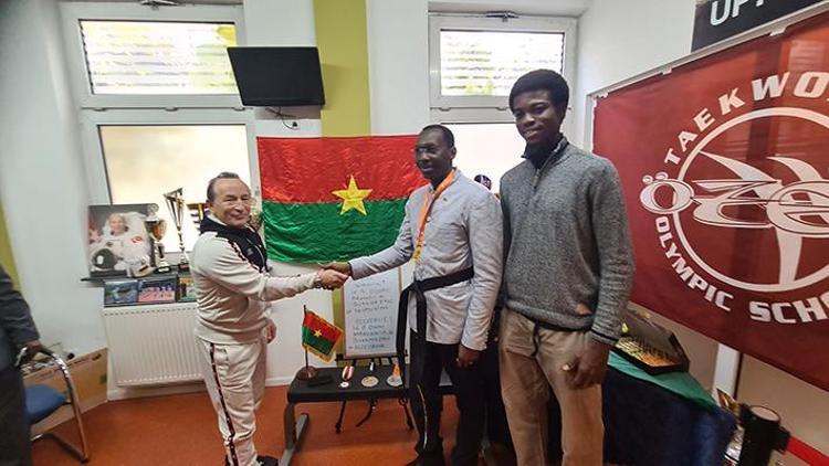 Burkina Faso Berlin Büyükelçisi Toro’dan Özer Güleç’e tebrik