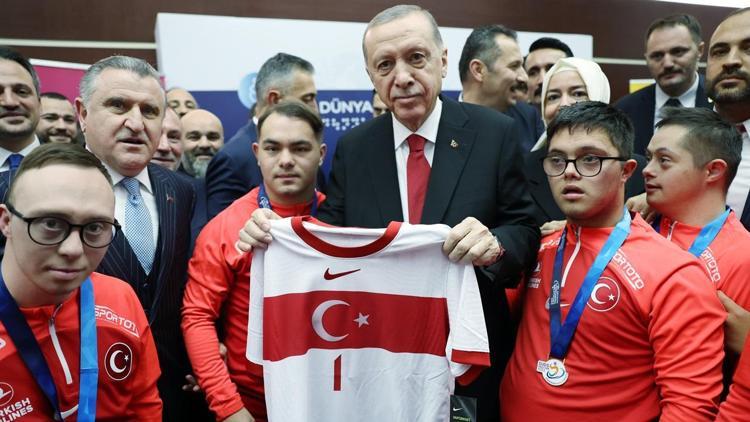 Cumhurbaşkanı Recep Tayyip Erdoğandan Avrupa Şampiyonu Down Sendromlu Futsal Millî Takımına ziyaret