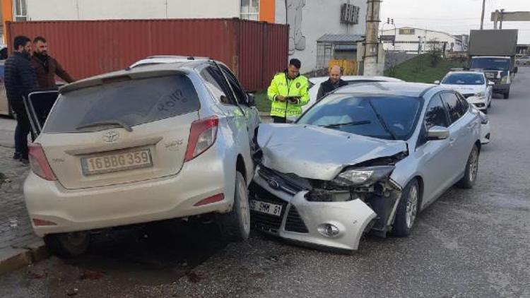 Bursada, iki otomobil kaza yaptı: 1 yaralı