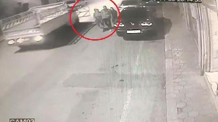 Seyir halindeki kamyonetin kapağı yolda yürüyen kadının başına çarptı