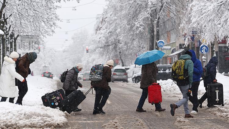 Almanyada etkili olan şiddetli kar yağışı nedeniyle Münih’te 760 uçuş iptal edildi