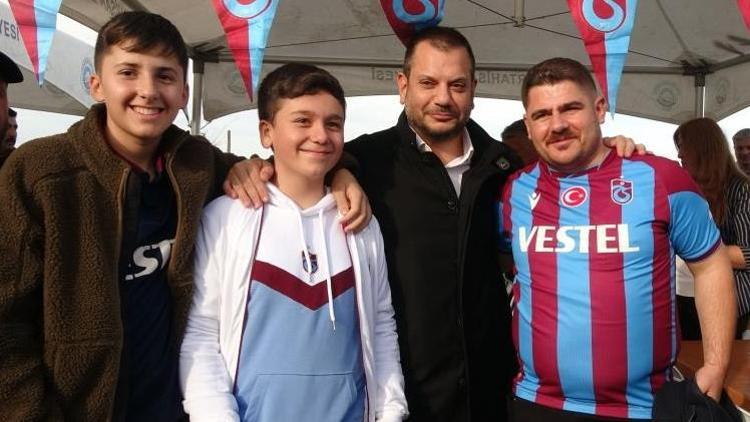 Ertuğrul Doğan, Trabzonsporlu taraftarlara hamsi ikram etti