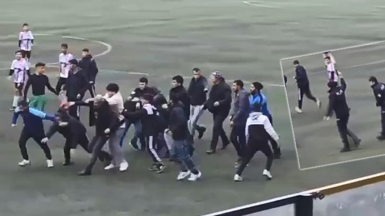 U14 futbol maçında kavga Polis havaya ateş açtı...