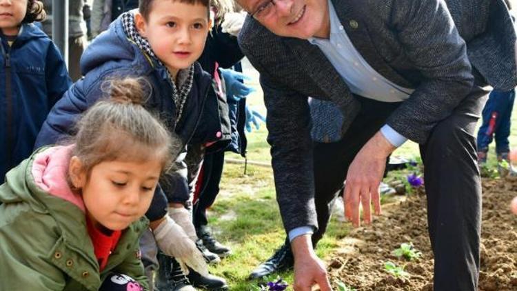 Alaşehir Belediye Başkanı Öküzcüoğlu, öğrencilerle çiçek dikti