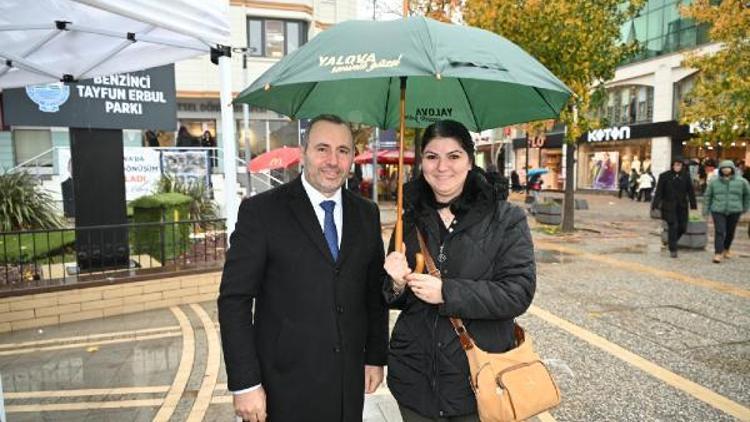 Yalova Belediye Başkanı’ndan şemsiye jesti