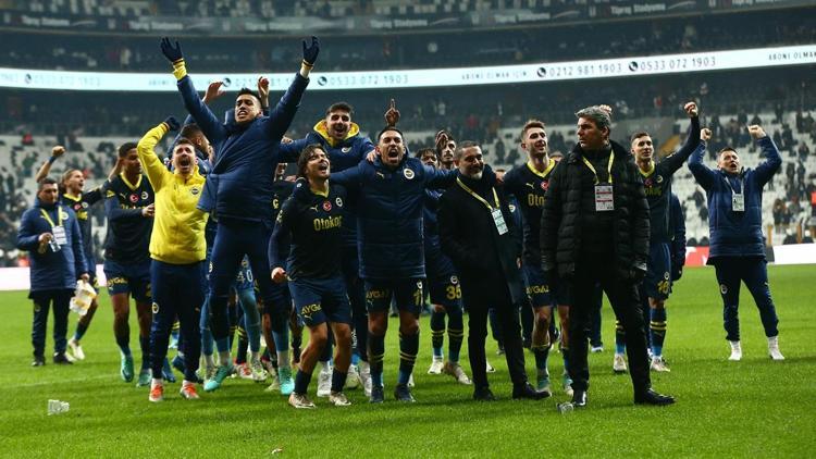 Fenerbahçeli futbolcular derbi galibiyetini deplasman tribünüyle paylaştı
