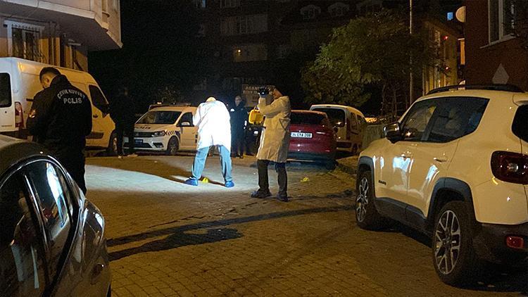 İstanbulda sokak ortasında silahlı çatışma: 1 ölü, 3 yaralı
