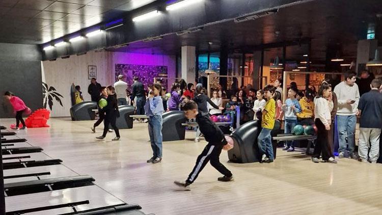 Türk çocuklarının doyasıya bowling keyfi