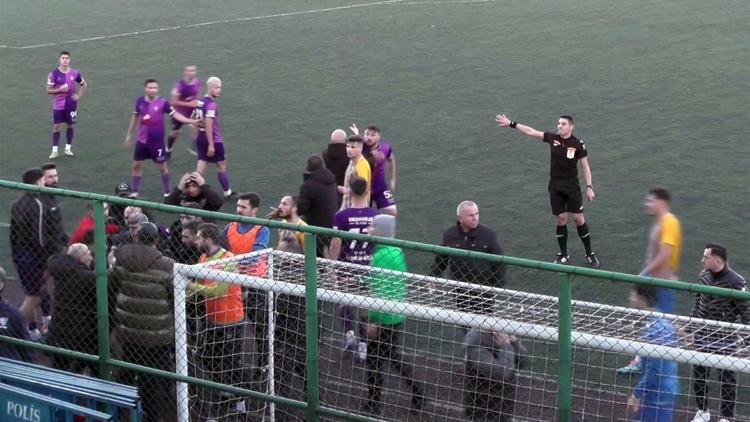 Uzatma dakikalarında gol geldi, futbolcular birbirine girdi Tribünlere de taşan gerginliği polis güçlükle önledi...