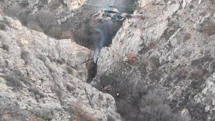 Kayalıklardan düşen vatandaşı askeri helikopterle kurtardılar