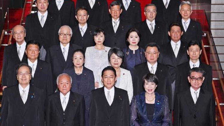 Japonyada istifa rüzgarı: 3 bakan ve kabine sözcüsü gitti