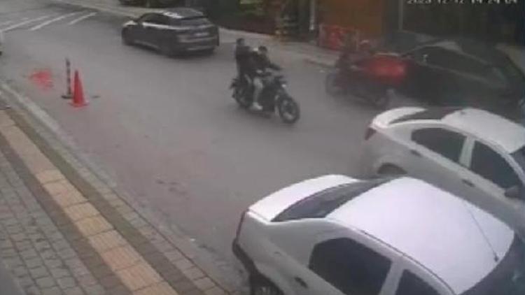 İstanbulda motosikletli 2 kişi araca kurşun yağdırdı: Saniye saniye kamerada