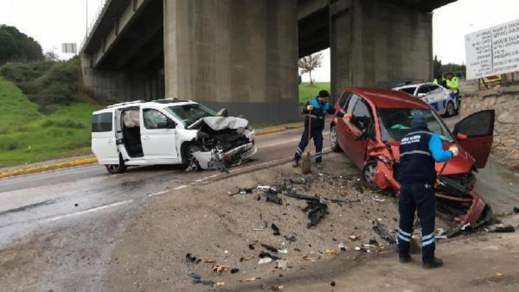 Otomobille hafif ticari araç kafa kafaya çarpıştı: 3 yaralı