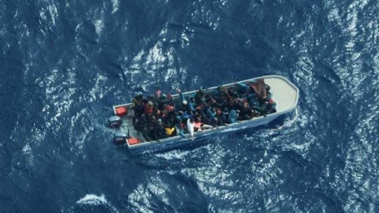 Libya açıklarında facia...Göçmen teknesi battı: 61 kayıp