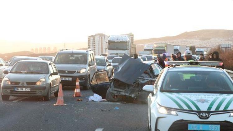 Ankarada feci kaza Otomobil kamyona çarptı, ölü ve yaralılar var