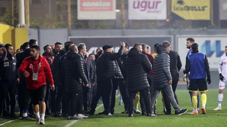 Son dakika: İstanbulspor Başkanı Ecmel Faik Sarıalioğlu, Trabzonspor maçında takımını sahadan çekti... İstanbulspor ne ceza alacak