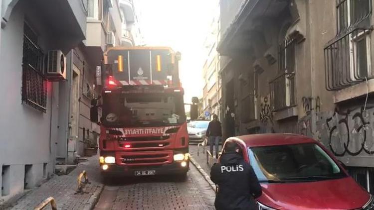 Beyoğlunda korkunç olay: 5 katlı boş binanın girişinde cansız bedeni bulundu