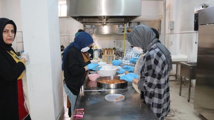 Aşçılık kursunda yapılan yemekler, ihtiyaç sahiplerine dağıtılıyor