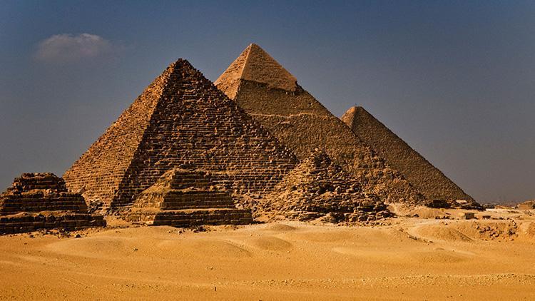 Her biri tonlarca ağırlıktaki milyonlarca dev taşla inşa edildi... 4.500 yıl boyunca nasıl ayakta kaldıkları bugün bile açıklanamıyor: Giza Piramitleri